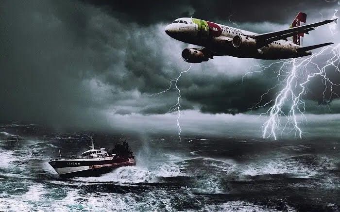 triangulo das bermudas. navio e aviao sendo castigados pela forte chuva com raios e pelo mar super agitado